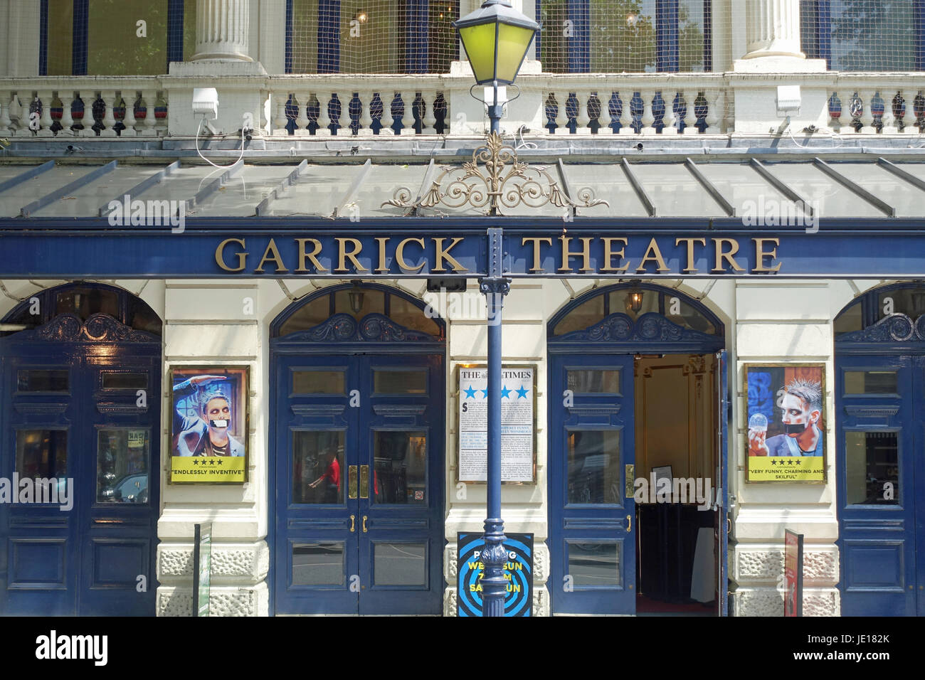 Vorderansicht des Eingang und Kasse Garrick Theatre in London UK Stockfoto