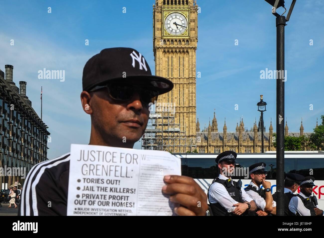 London, UK. 21. Juni 2017. Demonstranten marschieren von Shepherds Bush zum Parlament fordern Gerechtigkeit für die Opfer des Feuers Grenfell Turm und Theresa Mays Rücktritt. Der Protest wurde von einer marxistischen Gruppe mit dem Namen Bewegung für Gerechtigkeit von Any Means Necessary "Herunterfahren" London soll am Tag der Rede der Königin im Parlament organisiert. Bildnachweis: Claire Doherty/Pacific Press/Alamy Live-Nachrichten Stockfoto