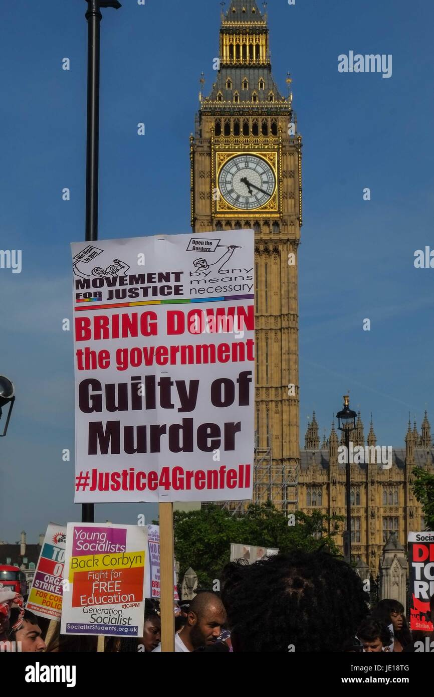 London, UK. 21. Juni 2017. Demonstranten marschieren von Shepherds Bush zum Parlament fordern Gerechtigkeit für die Opfer des Feuers Grenfell Turm und Theresa Mays Rücktritt. Der Protest wurde von einer marxistischen Gruppe mit dem Namen Bewegung für Gerechtigkeit von Any Means Necessary "Herunterfahren" London soll am Tag der Rede der Königin im Parlament organisiert. Bildnachweis: Claire Doherty/Pacific Press/Alamy Live-Nachrichten Stockfoto