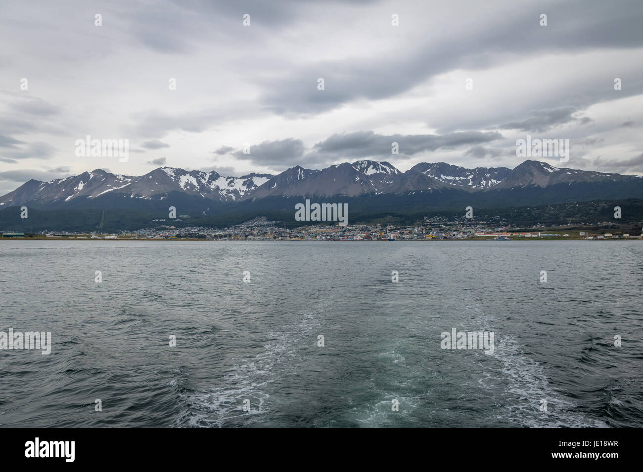 Blick auf die Stadt Ushuaia und Berge in Patagonien - Ushuaia, Feuerland, Argentinien Stockfoto