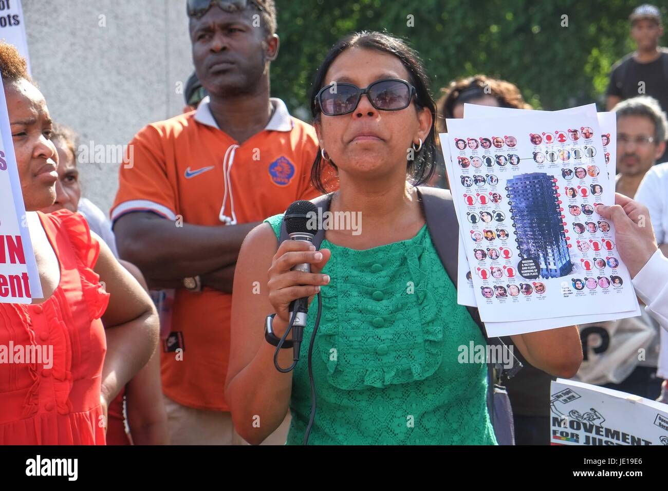 London, UK. 21. Juni 2017. Demonstranten marschieren von Shepherds Bush zum Parlament fordern Gerechtigkeit für die Opfer des Feuers Grenfell Turm und Theresa Mays Rücktritt. Der Protest wurde von einer marxistischen Gruppe mit dem Namen Bewegung für Gerechtigkeit von Any Means Necessary "Herunterfahren" London soll am Tag der Rede der Königin im Parlament organisiert. Bildnachweis: Claire Doherty/Pacific Press/Alamy Live-Nachrichten Stockfoto