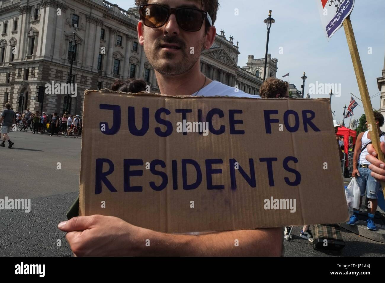 London, UK. 21. Juni 2017. Demonstranten marschieren von Shepherds Bush zum Parlament fordern Gerechtigkeit für die Opfer des Feuers Grenfell Turm und Theresa Mays Rücktritt. Der Protest wurde von einer marxistischen Gruppe mit dem Namen Bewegung für Gerechtigkeit von Any Means Necessary "Herunterfahren" London soll am Tag der Rede der Königin im Parlament organisiert. Bildnachweis: Claire Doherty/Pacific Press/Alamy Live-Nachrichten Stockfoto