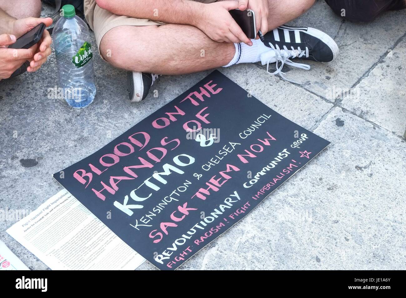 London, UK. 21. Juni 2017. Demonstranten marschieren von Shepherds Bush zum Parlament fordern Gerechtigkeit für die Opfer des Feuers Grenfell Turm und Theresa Mays Rücktritt. Der Protest wurde von einer marxistischen Gruppe mit dem Namen Bewegung für Gerechtigkeit von Any Means Necessary "Herunterfahren" London soll am Tag der Rede der Königin im Parlament organisiert. Bildnachweis: Claire Doherty/Pacific Press/Alamy Live-Nachrichten Stockfoto