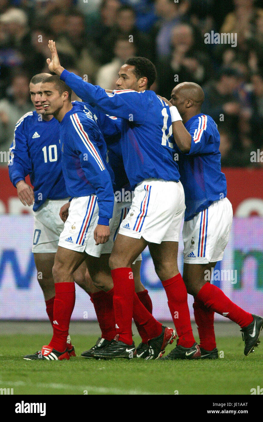 TREZEGUET HENRY & Teamkollegen Frankreich V Schottland STADE Frankreich PARIS 27. März 2002 Stockfoto