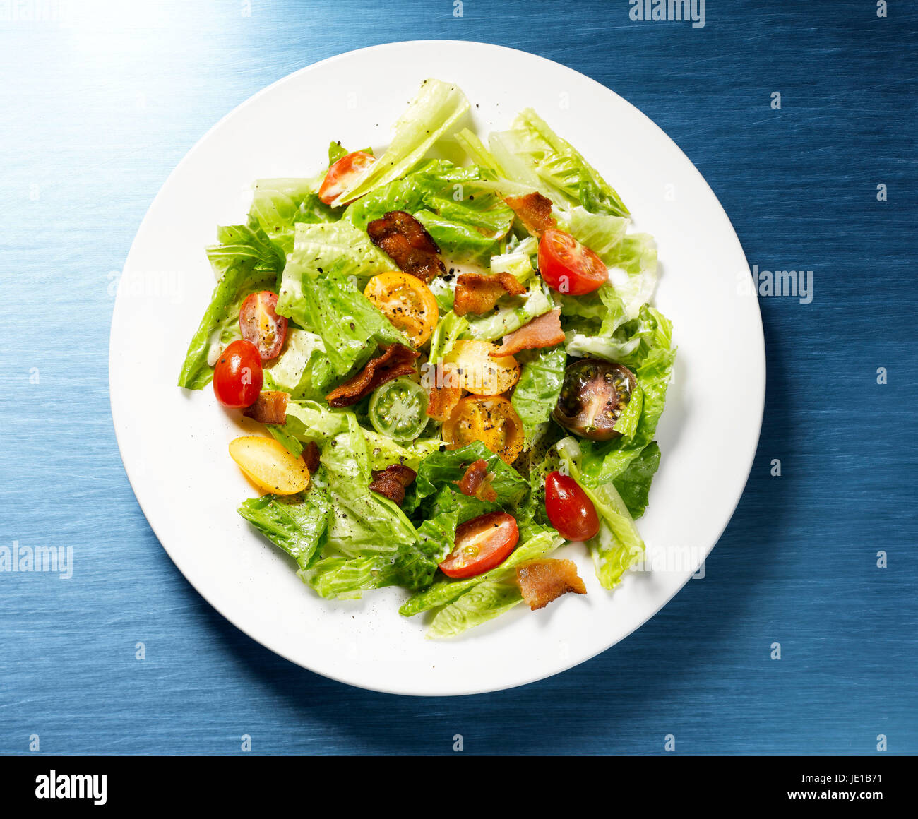 Gemischter grüner Salat auf Teller Stockfoto