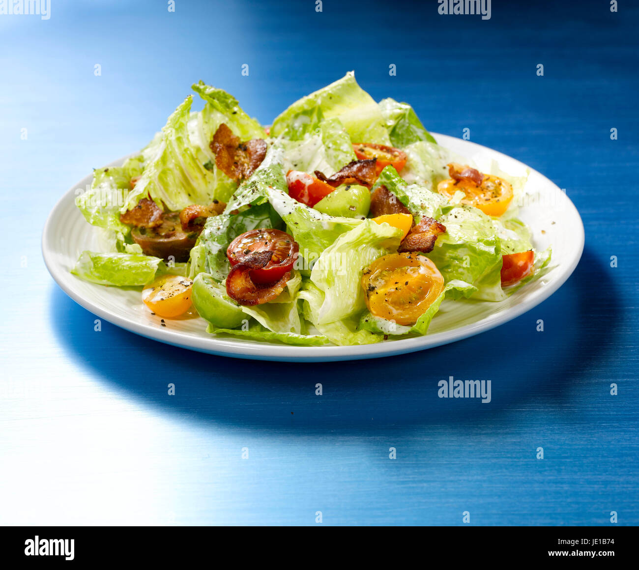 Gemischter grüner Salat auf Teller Stockfoto