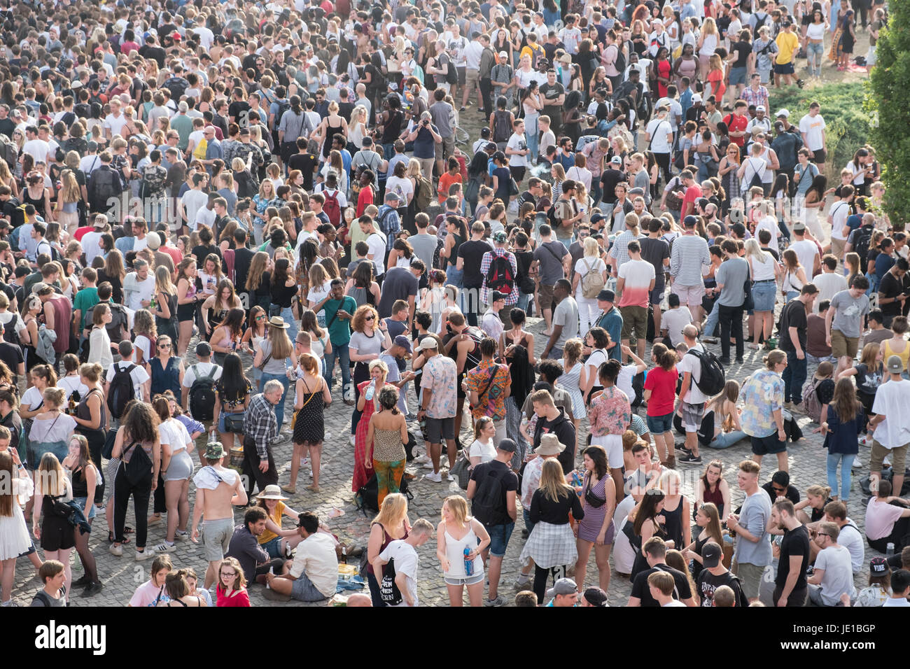Berlin, Deutschland - 21. Juni 2017: viele Menschen in überfüllten Park (Mauerpark) bei "fete De La Musique" in Berlin, Deutschland. Stockfoto
