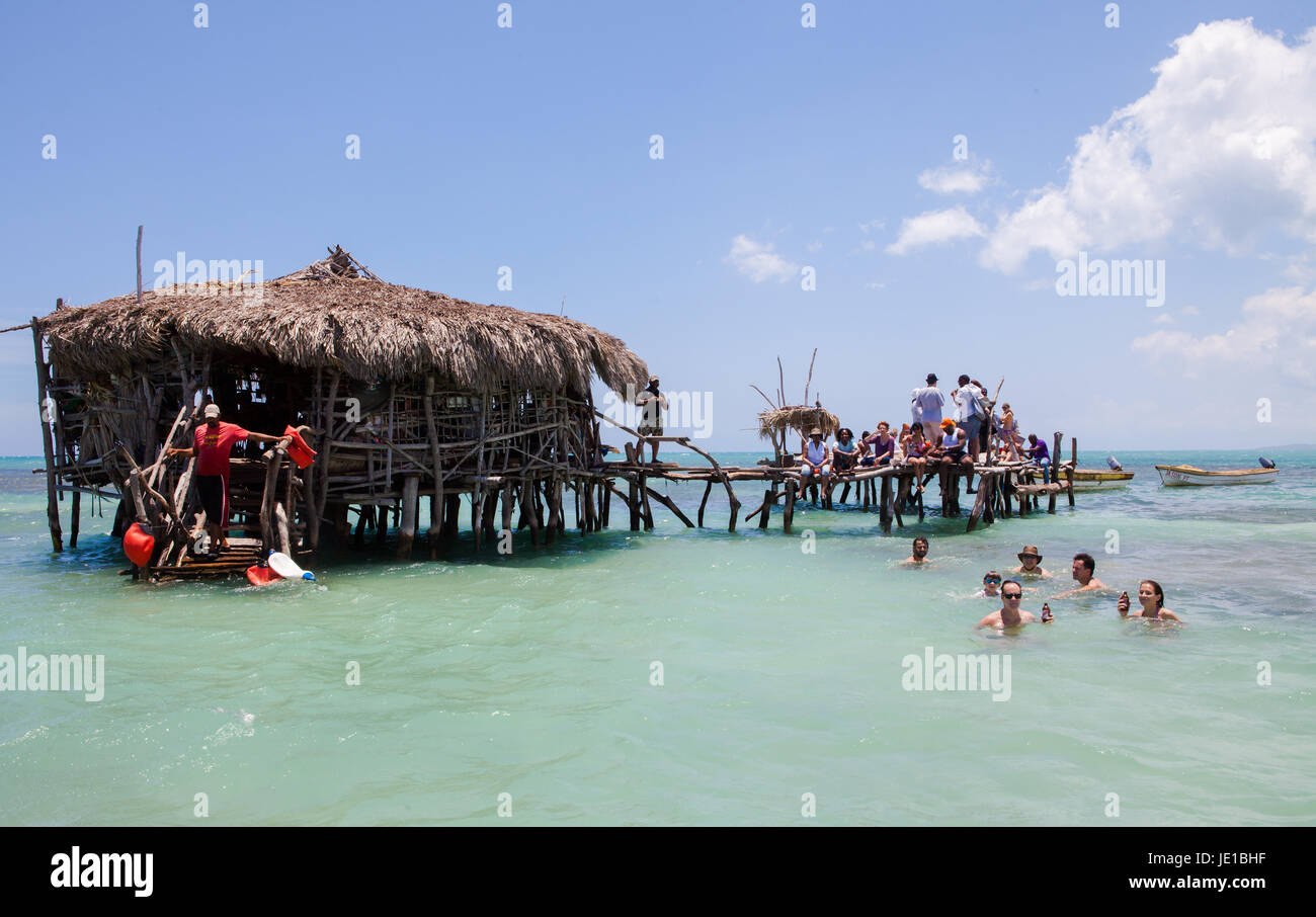 Die berühmte Pelican Bar befindet sich im Meer in Jamaika. Stockfoto