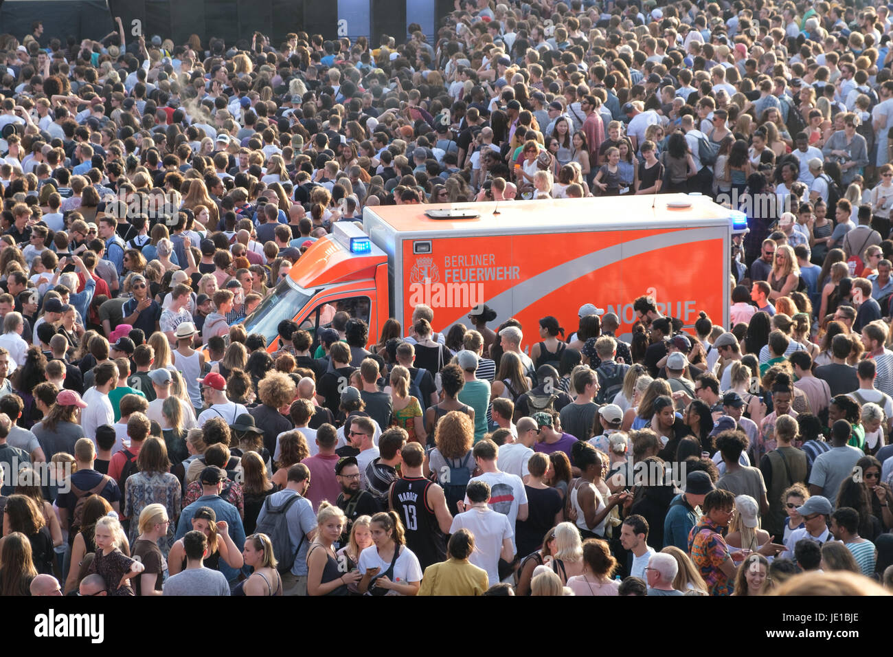 Berlin, Deutschland - 21. Juni 2017: Notfall-Transporter / Krankenwagen innen Menschenmenge bei "Fete De La Musique" in Berlin, Deutschland. Stockfoto