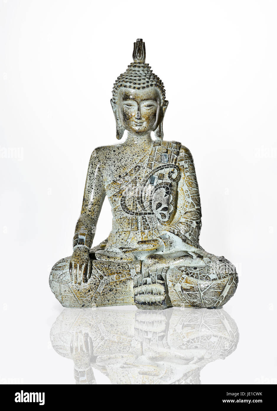Buddha-Statue auf weißem Hintergrund mit Reflexion Stockfoto
