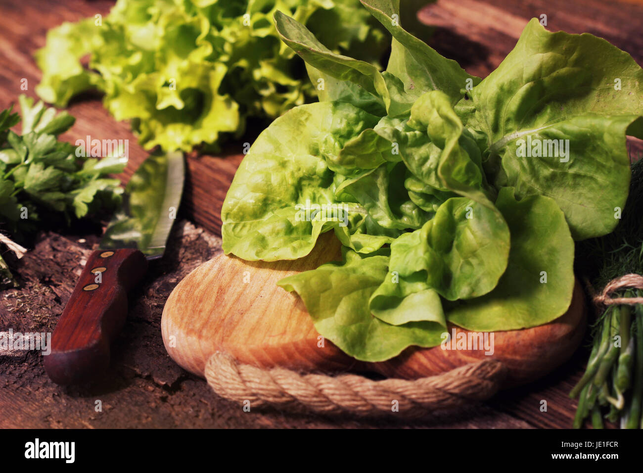 Rohe grüne Bio-Butter Salat bereit, auf Schneidebrett mit Messer hacken Stockfoto