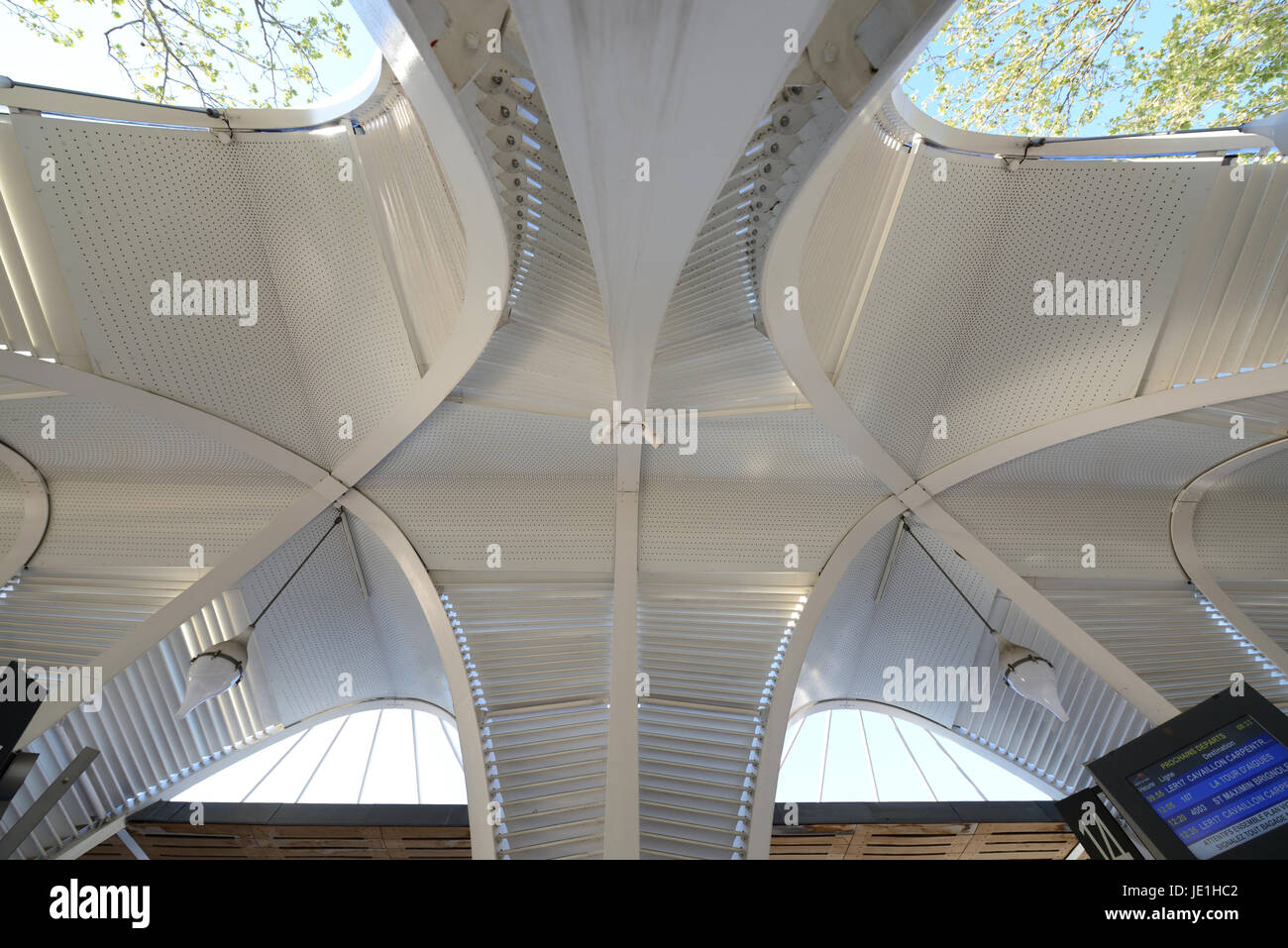 Moderne Dachkonstruktion, Pergola oder schattigen Gehweg der Gare Routière oder Busbahnhof von Architekt Jean-Marie Duthilleul Aix-en-Provence Frankreich Stockfoto