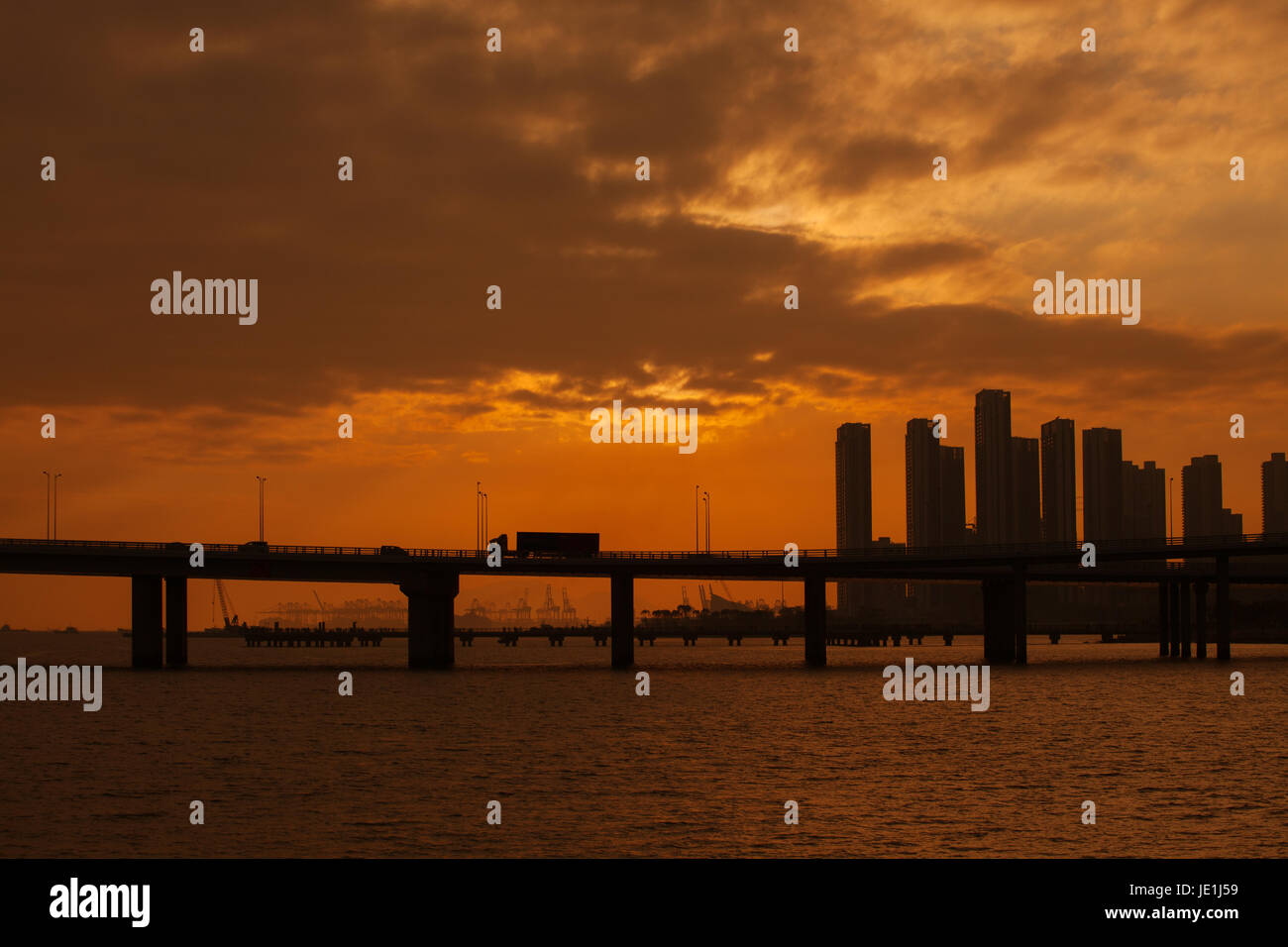 Shenzhen Bucht-Brücke bei Sonnenuntergang; Anbindung der Hongkong und Shenzhen, Provinz Guangdong, Volksrepublik China; Shekou Port im Hintergrund; Stockfoto