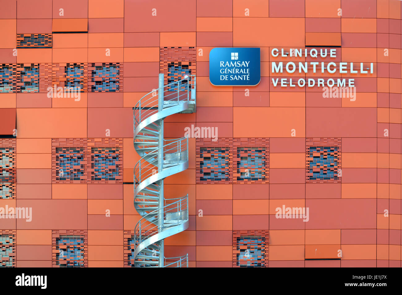 Wendeltreppe aus Aluminium oder Feuerleiter und Orange Metall-Cladding Monticelli Klinik oder Krankenhaus Marseille Frankreich Stockfoto