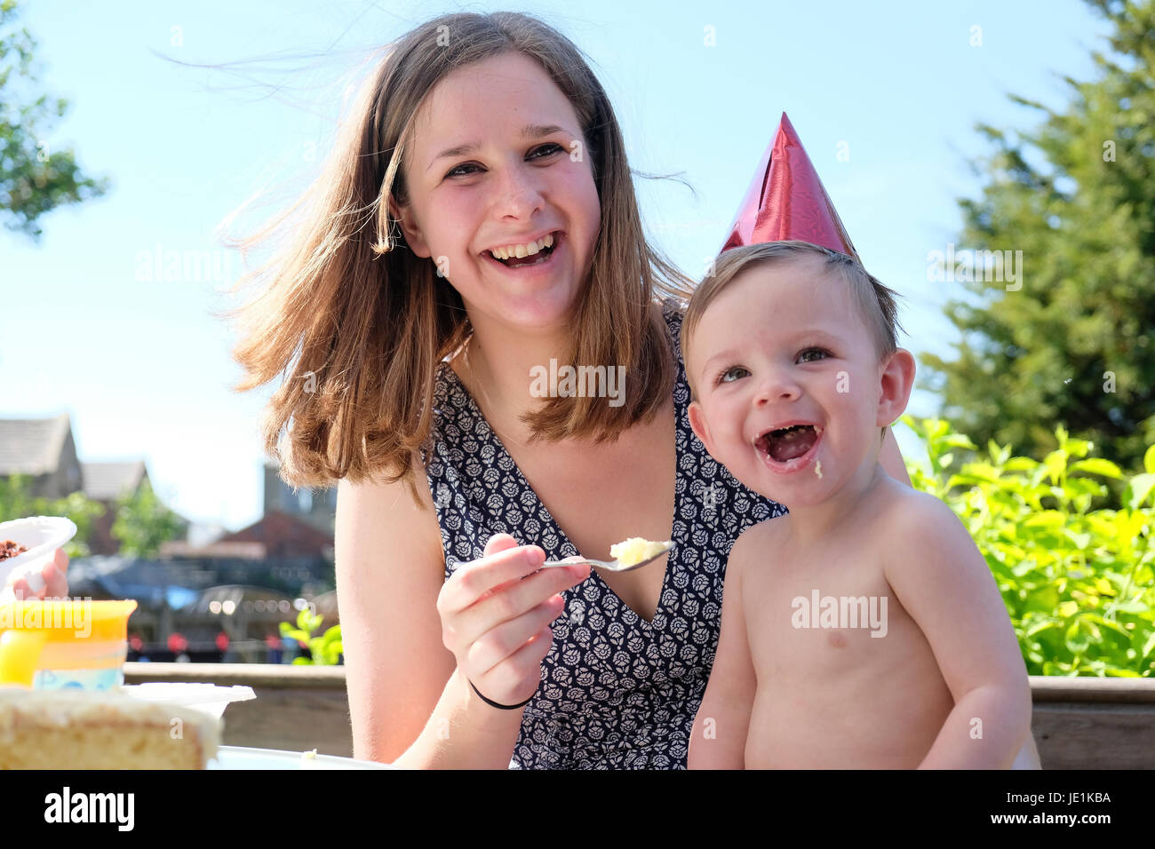 Happy Baby Boy mit Mama auf Geburtstagsparty Stockfoto