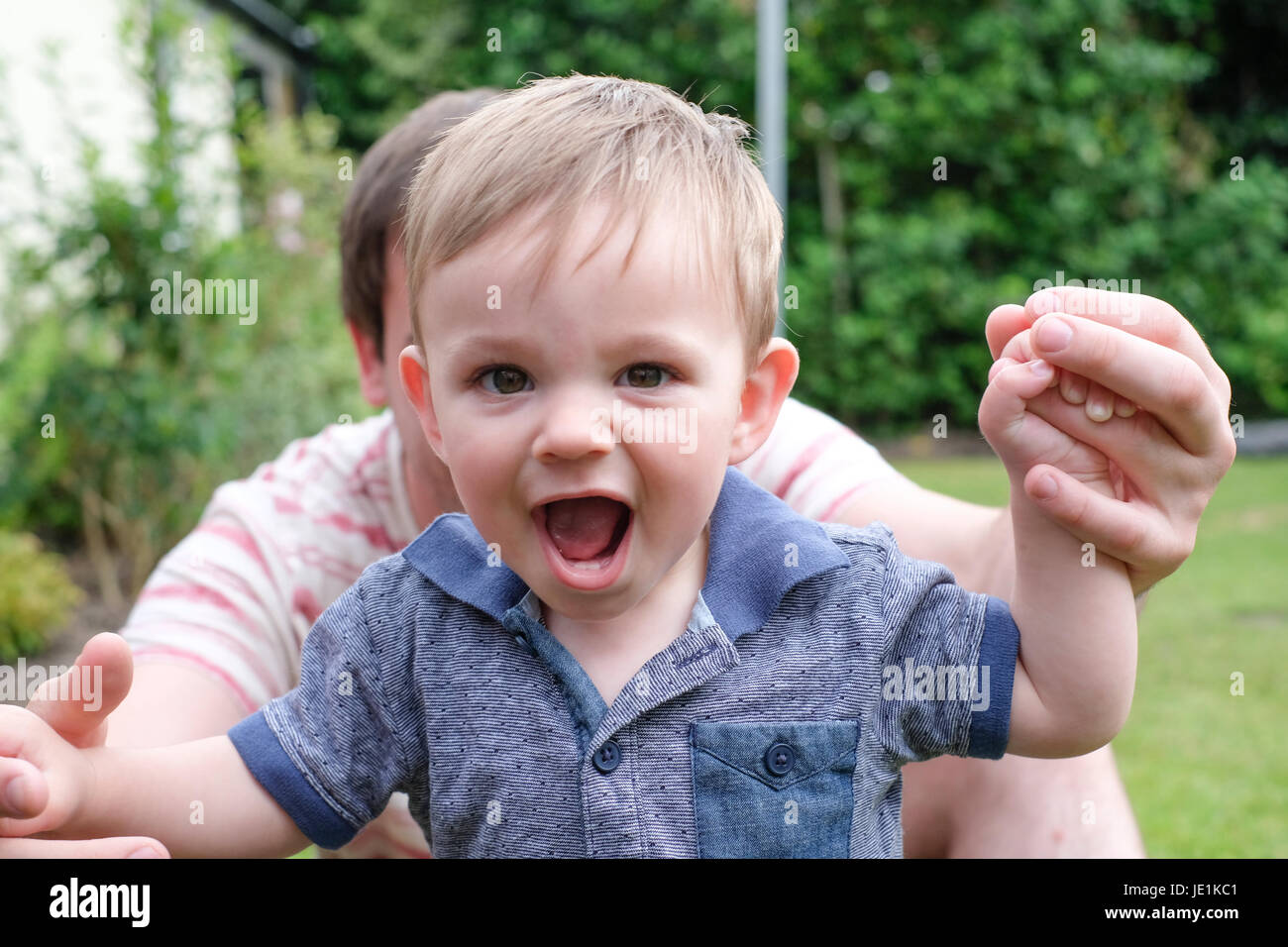 Ein Jahr alt Babyjungen, die ersten Schritte Stockfoto