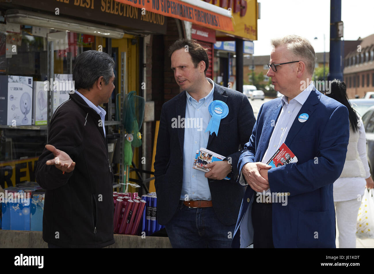 Michael Gove Kampagnen in West Drayton, London Featuring: Greg Smith, Michael Gove Where: London, Vereinigtes Königreich bei: Kredit-22. Mai 2017: Alan West/WENN.com Stockfoto