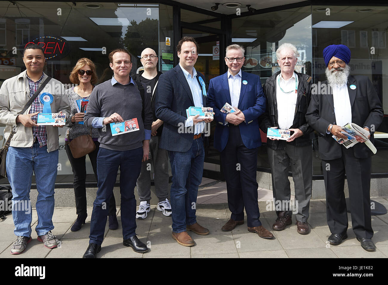 Michael Gove Kampagnen in West Drayton, London Featuring: Greg Smith, Michael Gove, Aktivisten wo: London, Vereinigtes Königreich bei: Kredit-22. Mai 2017: Alan West/WENN.com Stockfoto