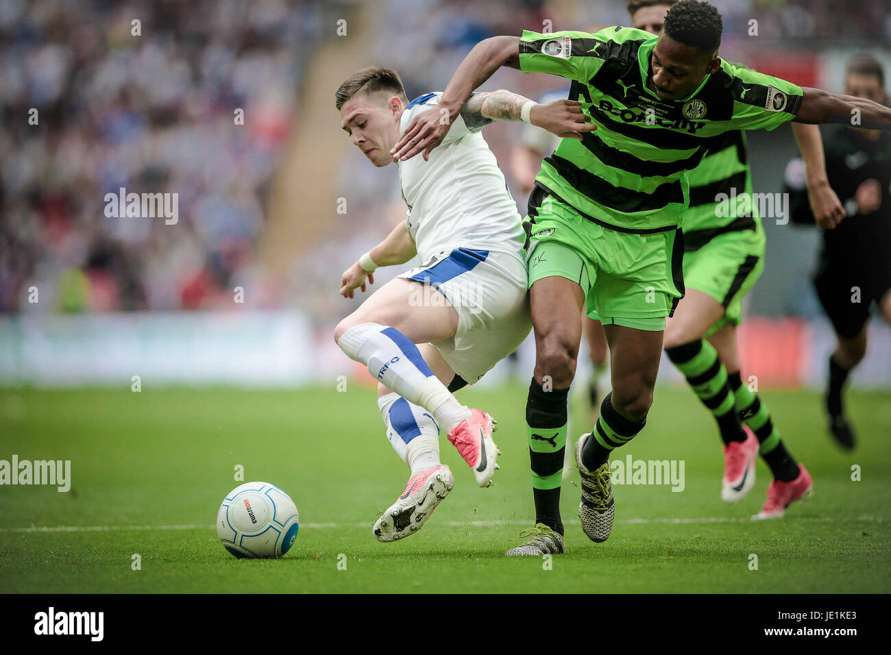 Wembley Stadion, England. 14 Mai 2017. Jack Dunn (Tranmere Rovers) hält Dan Wishart (Forest Green Rovers) während der National League Vanarama Pl Stockfoto