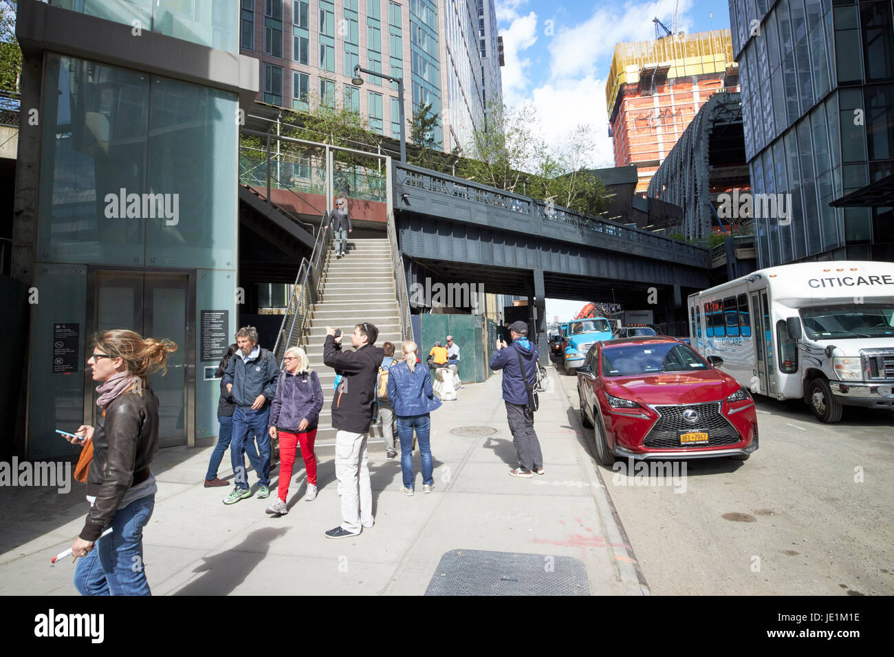 Touristen am Eingang zur hohen Linie erhöhte Park Gehweg in Chelsea New York City USA Stockfoto