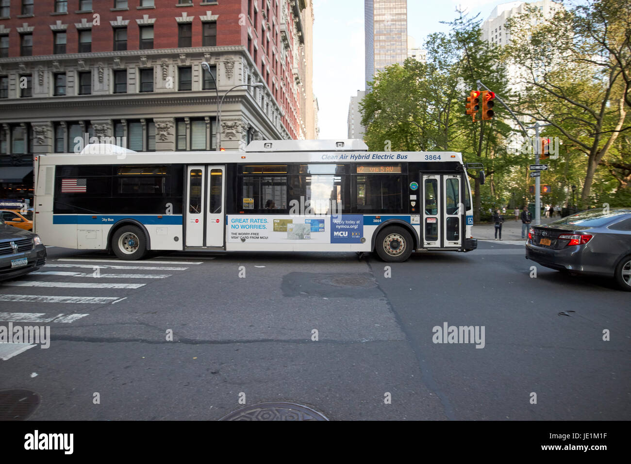 saubere Luft-Elektro-Hybrid-Bus in Midtown Manhattan New York City USA Stockfoto