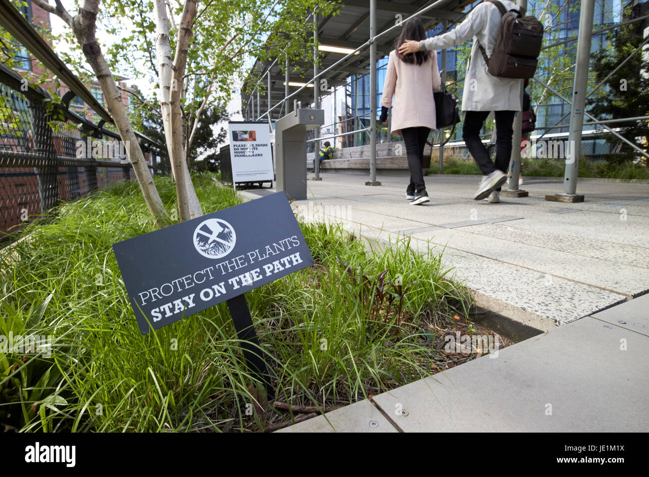 schützen Pflanzen Aufenthalt auf dem Weg-Schild auf der high Line Park Gehweg New York City USA erhöht Stockfoto