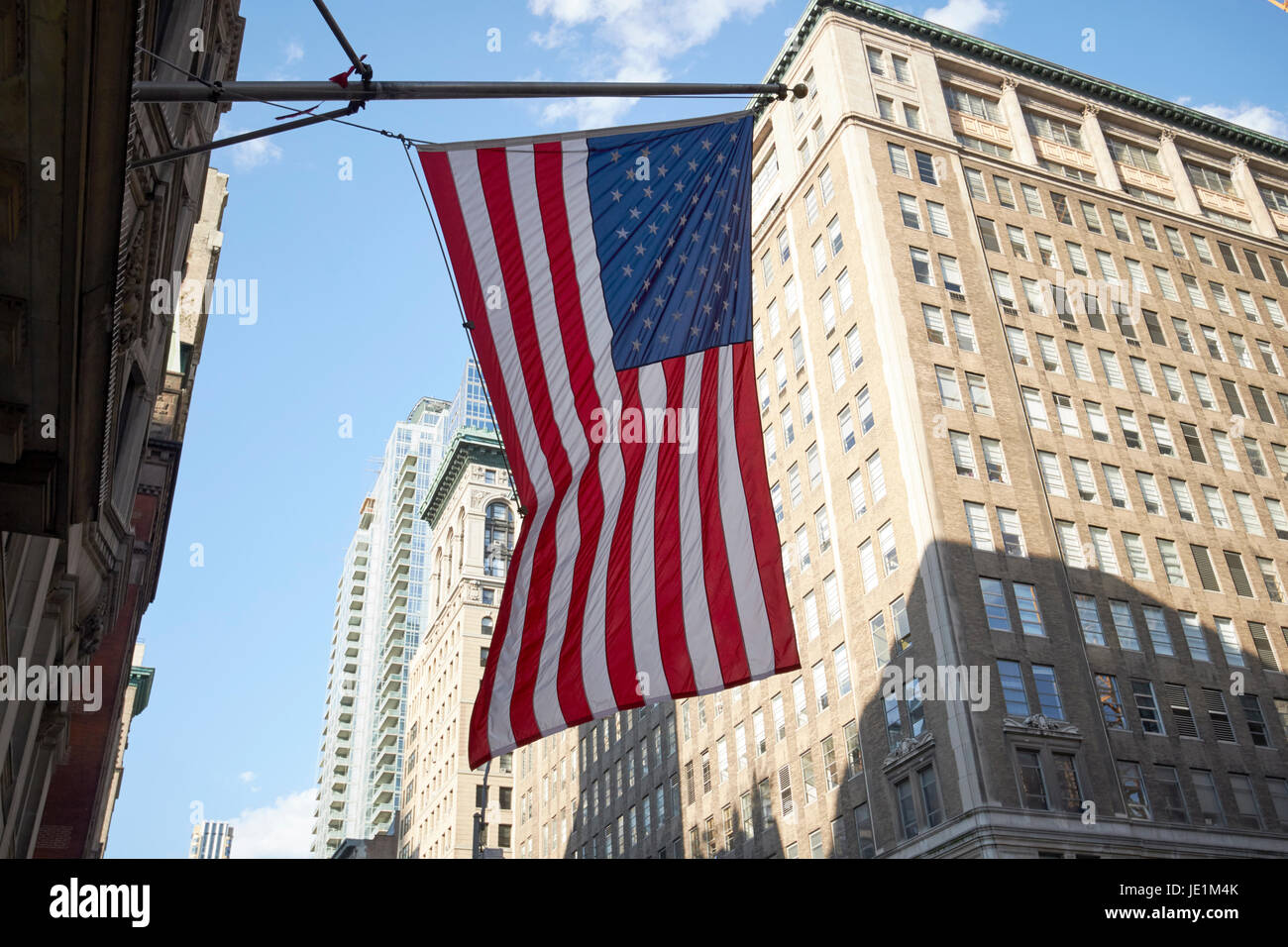 US-Flagge fliegen aus einem Gebäude auf 5th Avenue New York City USA Stockfoto