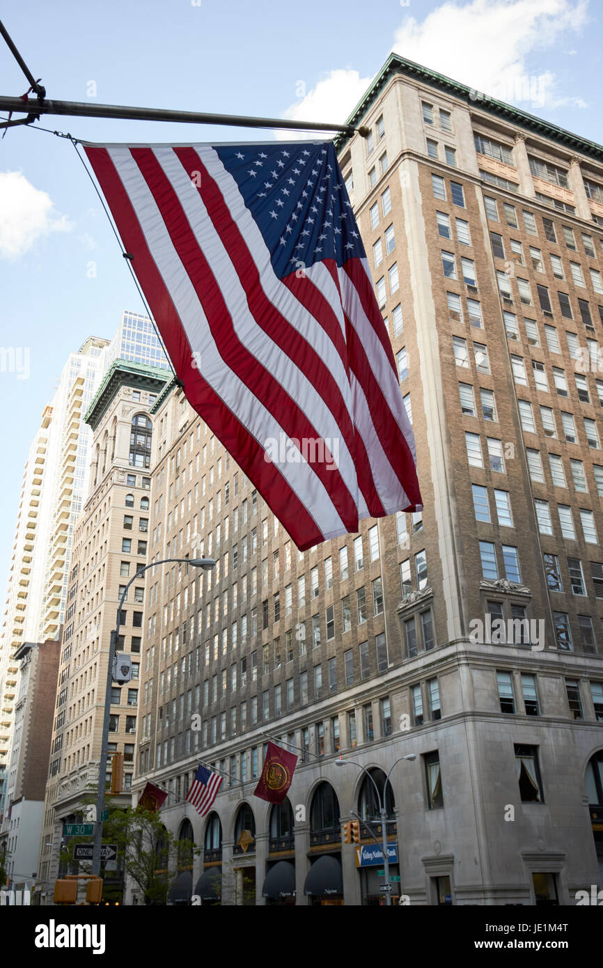 US-Flagge fliegen aus einem Gebäude auf 5th Avenue New York City USA Stockfoto