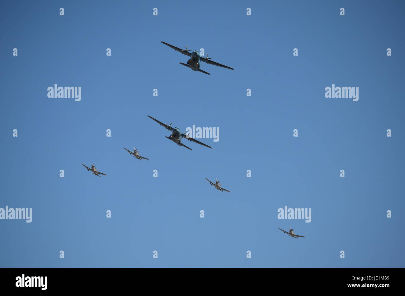 Eine Gruppe von zwei festen Flügel Flugzeuge und vier grau Kämpfer Flugzeuge Stockfoto