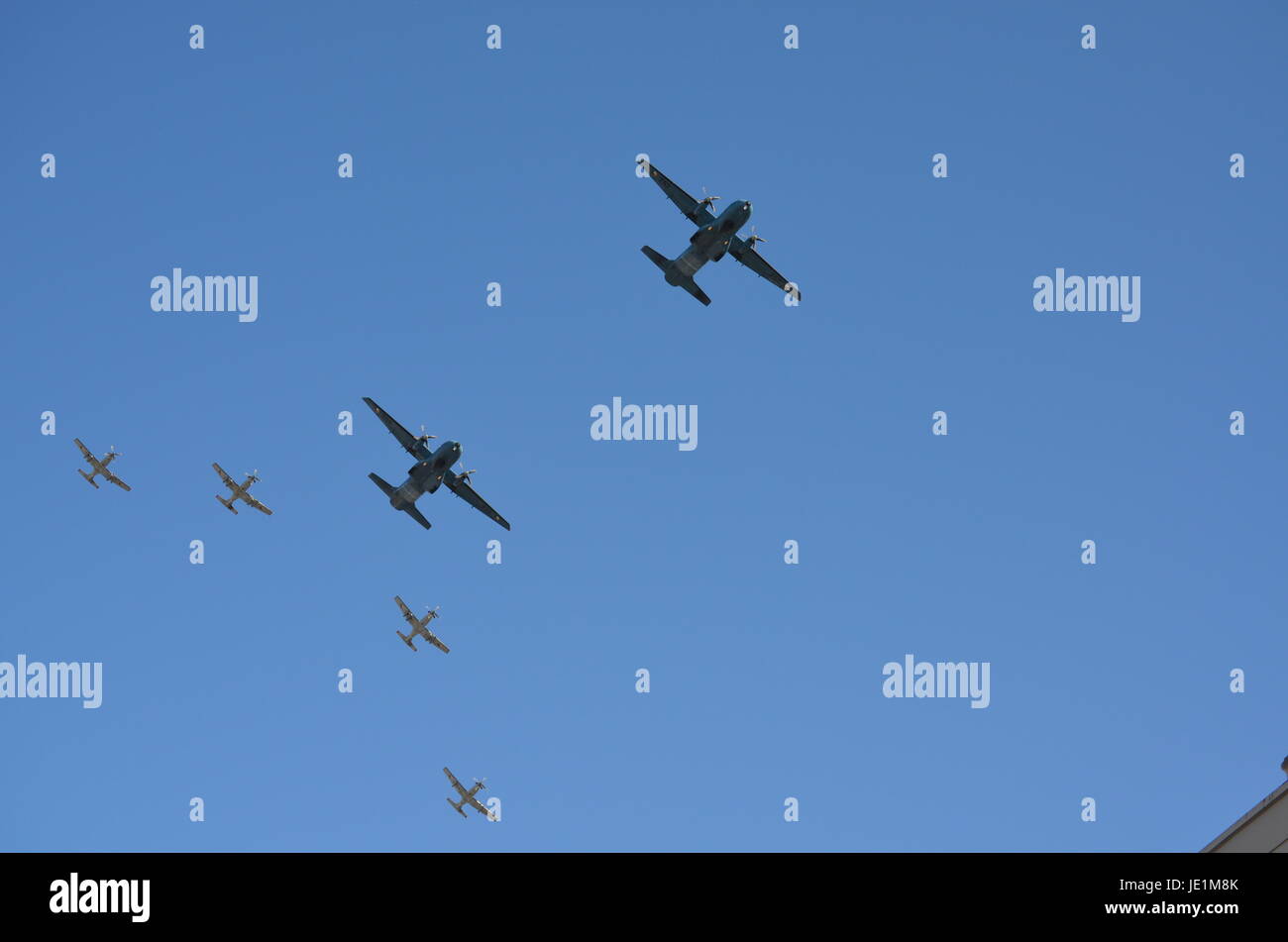 Eine Gruppe von zwei festen Flügel Flugzeuge und vier grau Kämpfer Flugzeuge gehen gemeinsam nach oben Stockfoto