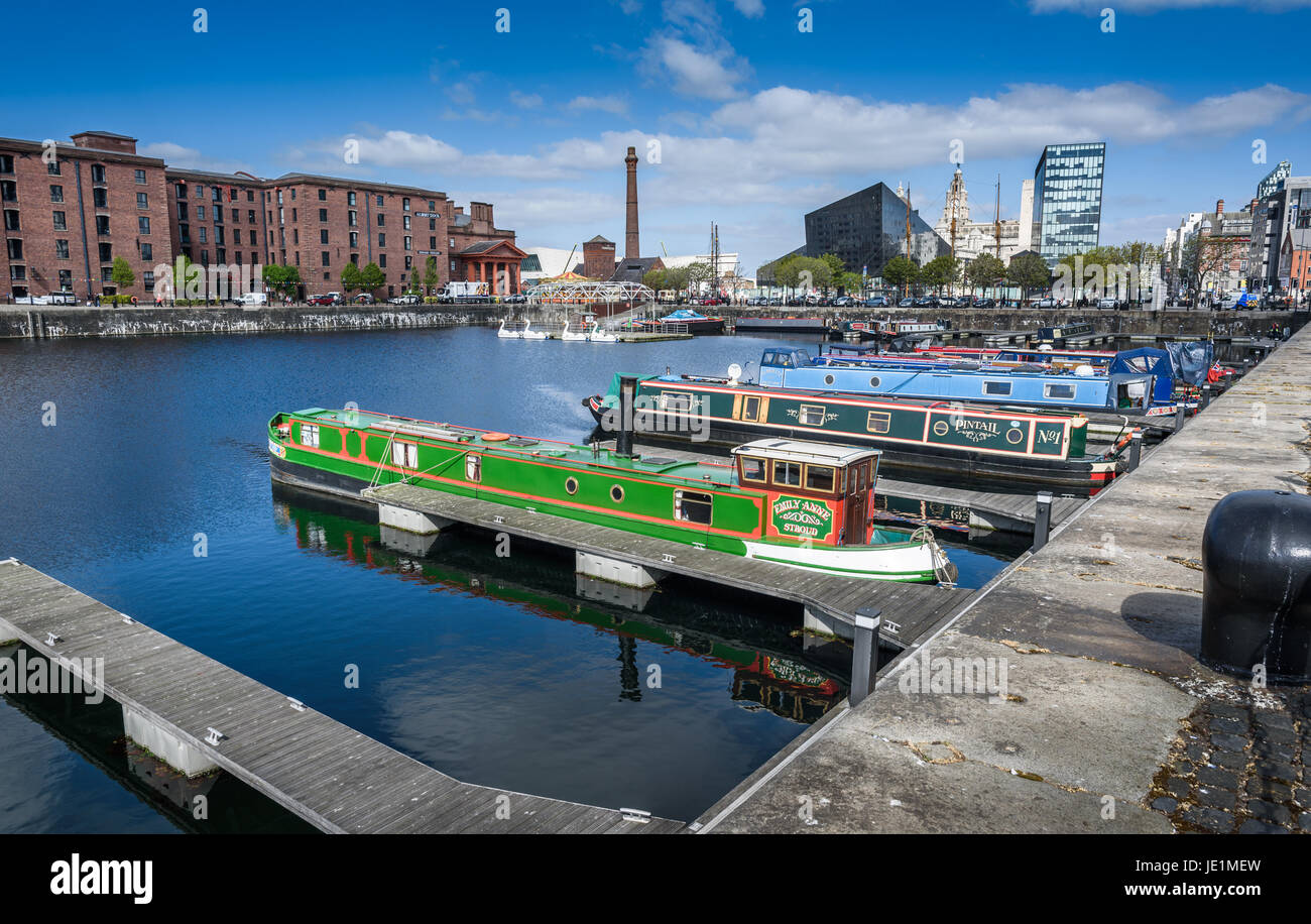 Narrowboats vor Anker in das Albert Dock, Liverpool. Stockfoto