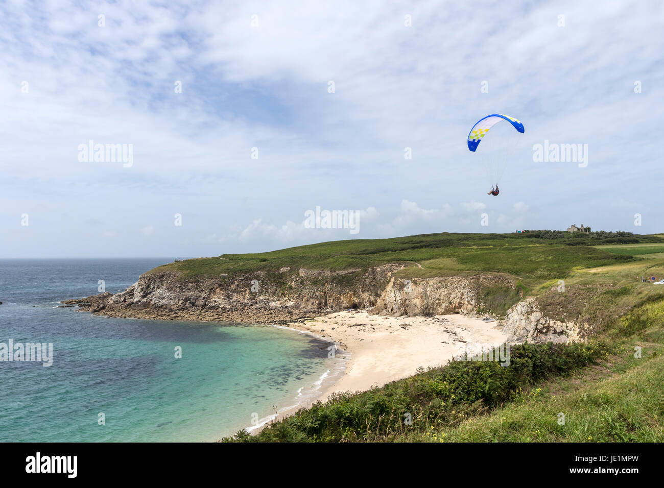 Paraglider Soaring oberhalb der Küste an der Pointe de Corsen, Plouarzel, Bittany, Frankreich Stockfoto
