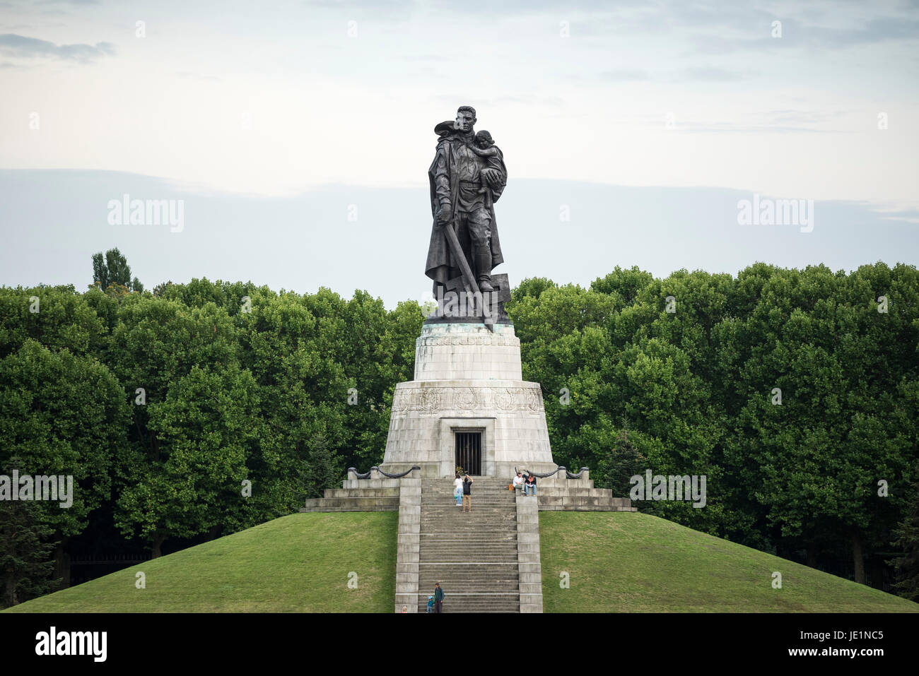 Berlin. Deutschland. Sowjetischen Ehrenmals im Treptower Park erinnert an die sowjetischen Soldaten, die in der Schlacht um Berlin, April-Mai 1945 fiel. Gebaut (1949), t Stockfoto