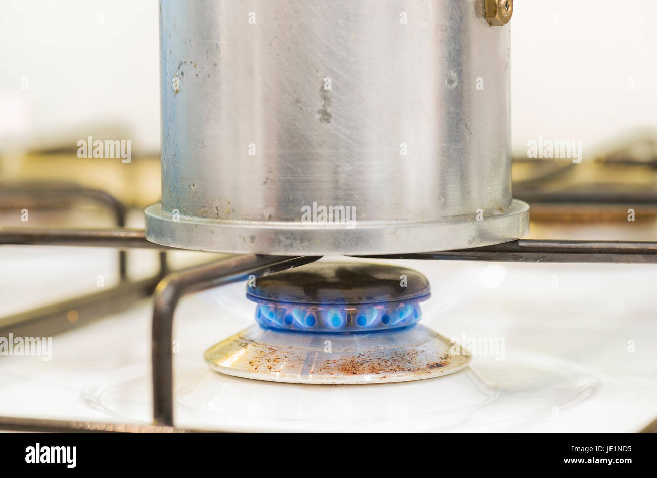 Kaffeetopf auf dem Herd mit dem Feuer Stockfoto