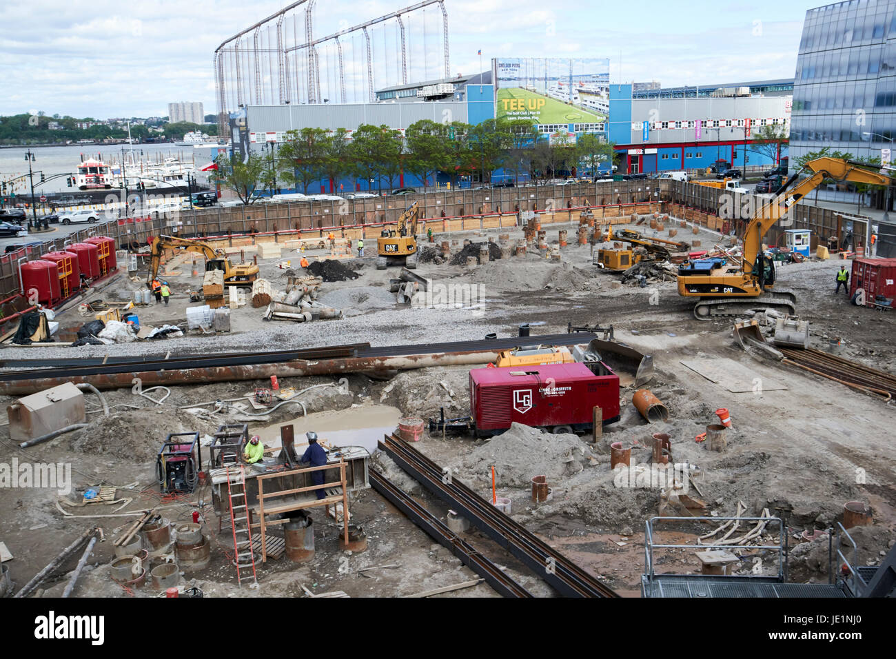 Baustelle der elften Bebauung in der Nähe der Hochspannungsleitung New York City USA Stockfoto