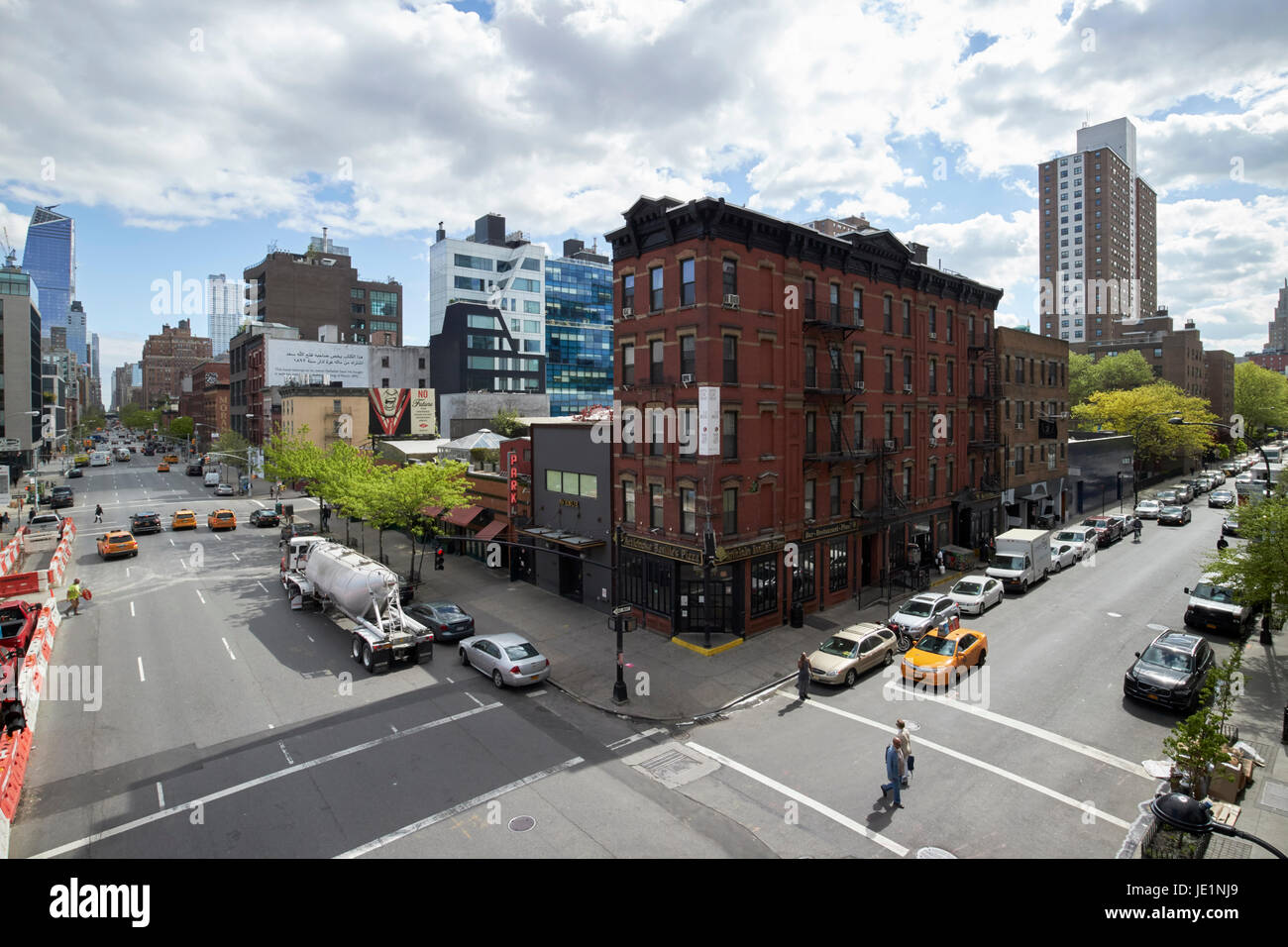 Nachschlagen von zehnten Avenue und West 17. Straße Kreuzung durch Chelsea mit alten Mietshaus an der Ecke von New York City USA Stockfoto
