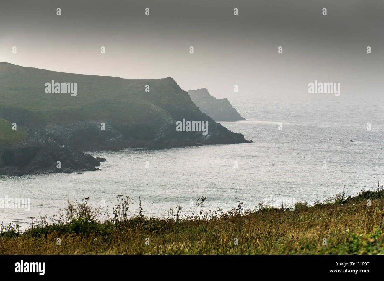 Ein Blick auf Polly Joke in Richtung Kelsey Head an der Küste von North Cornwall an einem nebligen Abend... Stockfoto