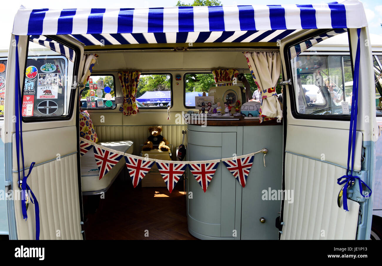 Innenraum des Volkswagen Splitscreen Wohnmobil von 1967 auf dem Display bei einer Oldtimer-Show, Liphook, Hampshire, UK. 18. Juni 2017. Stockfoto