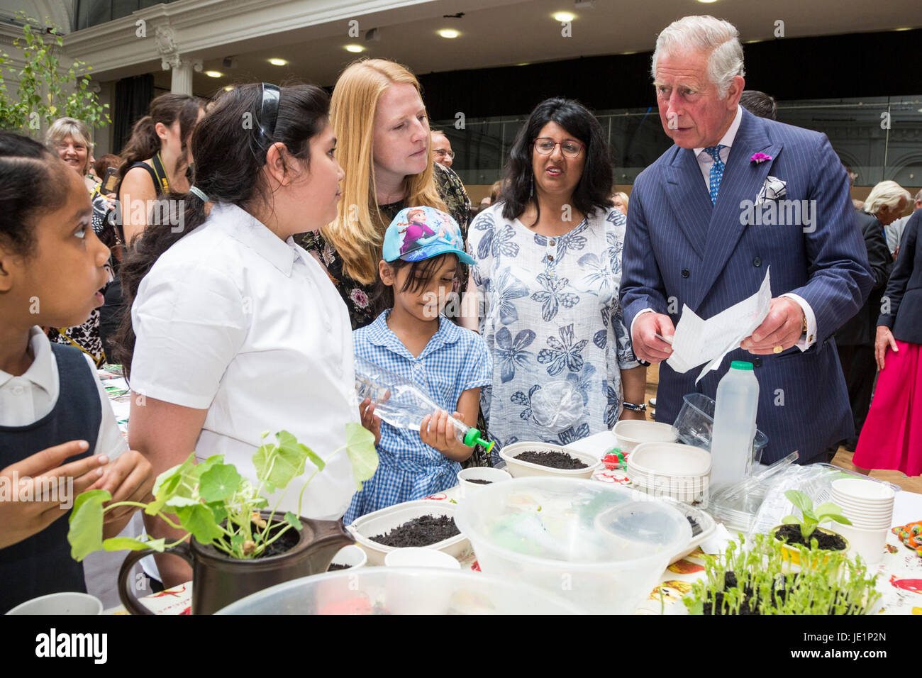 London, UK. 22. Juni 2017. Prinz Charles trifft auf lokale Schulkinder/junge Gärtner. Prinz Charles, der Prinz von Wales, Schirmherr der Soil Association, besucht eine Rezeption mit Anhängern der Bio-Bewegung anlässlich seinen 70. Geburtstag. Die Soil Association fördert gesunde, humane und nachhaltige Lebensmittel, Landwirtschaft und Land verwenden. Stockfoto