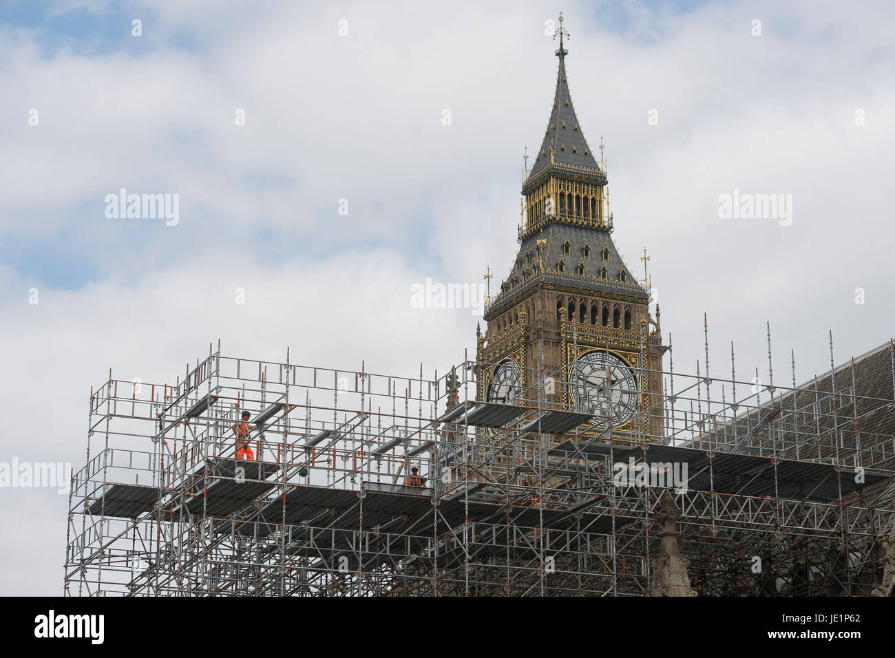 Gerüst ist in der Nähe von Elizabeth Turms am Palace of Westminster, London, im Rahmen der Naturschutzarbeit auf das Wahrzeichen errichtet. Stockfoto