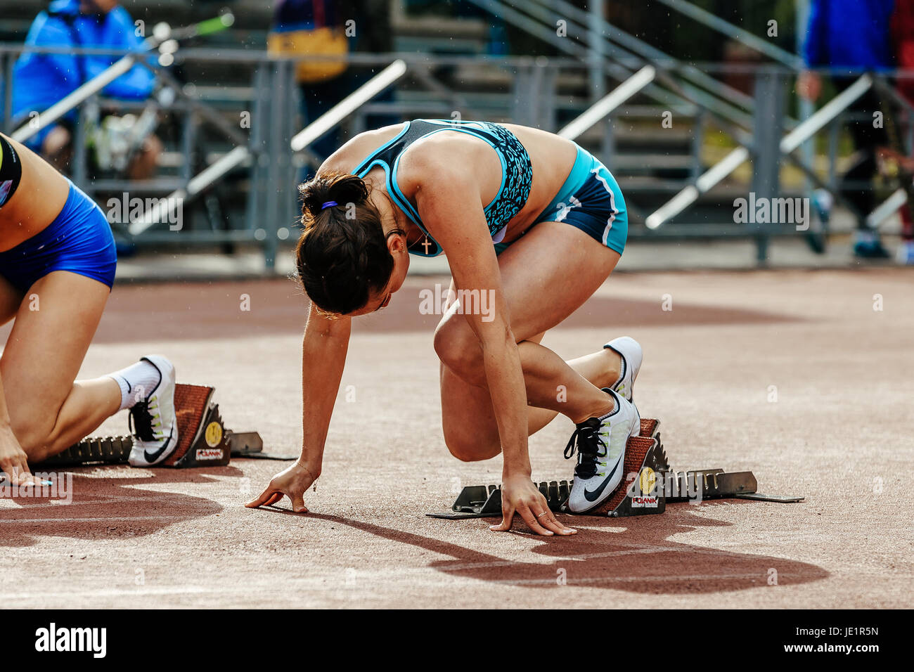 bereit Start Sportlerin Sprinter laufen 100 Meter während UrFO Meisterschaft in der Leichtathletik Stockfoto
