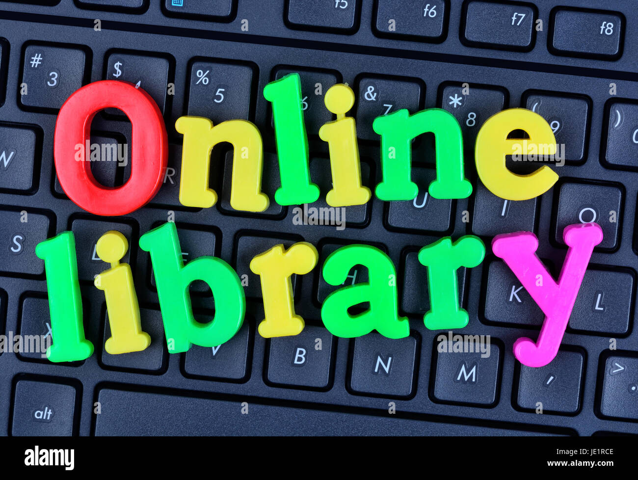 Online-Bibliothek Wörter auf Computer Tastatur Nahaufnahme Stockfoto