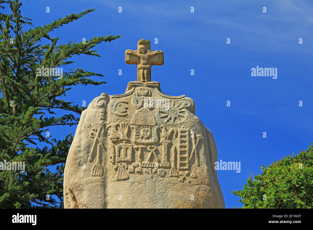 Der Christianisierte Menhir von Saint-Uzec, Trébeurden, Département Côtes-d ' Armor, Bretagne, Frankreich - Aufgerichtet ca. 2.500 v. Chr., Christianisiert 1674 Stockfoto