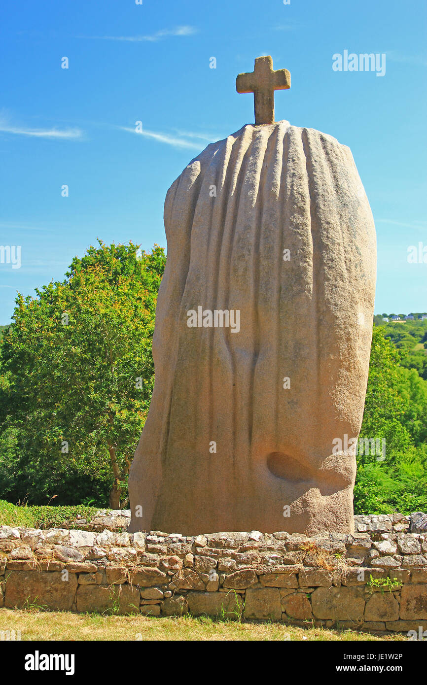 Der Christianisierte Menhir von Saint-Uzec (Rückseite), Trébeurden, Département Côtes-d ' Armor, Bretagne, Frankreich - Aufgerichtet ca. 2.500 v. Chr., Christianisiert 1674 Stockfoto