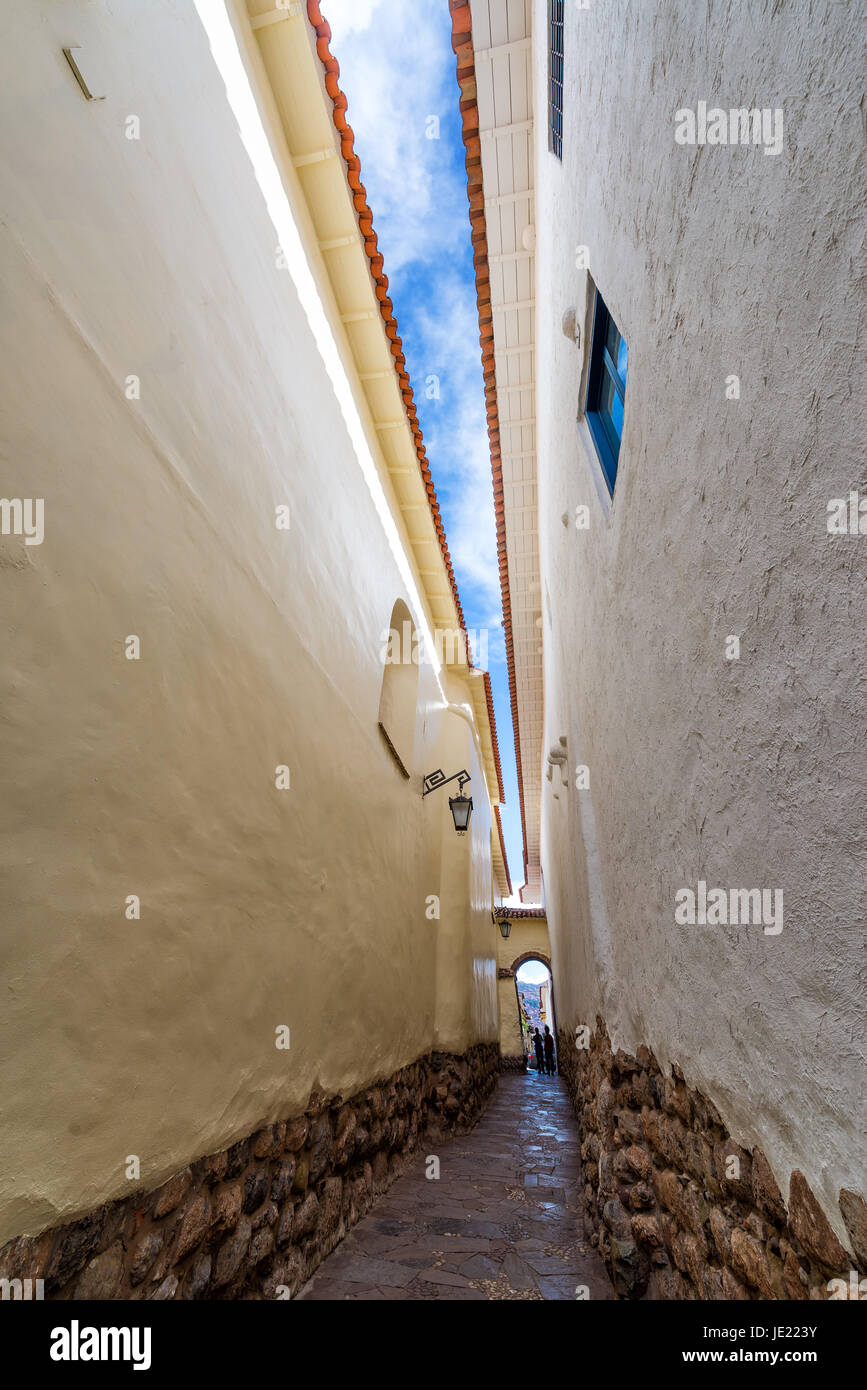 Schmale Gasse in der kolonialen Altstadt von Cusco, Peru Stockfoto