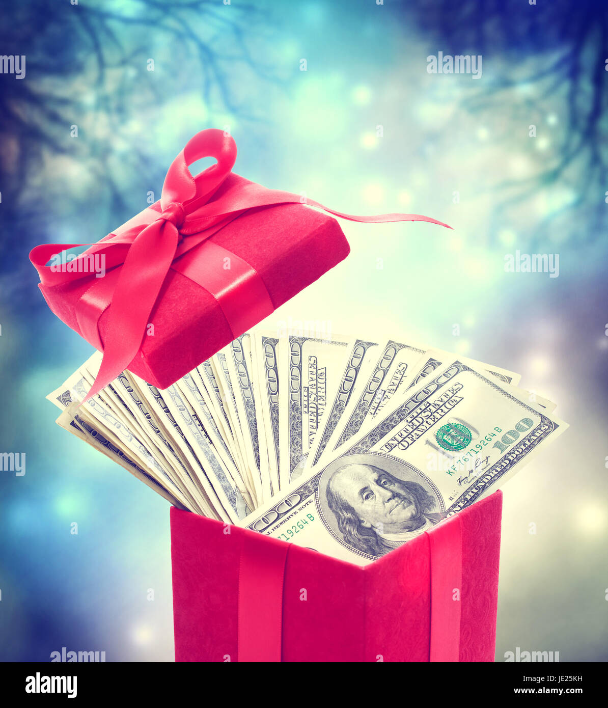 Hundert-Dollar-Scheine in der roten Geschenkbox in der magischen Nacht Stockfoto