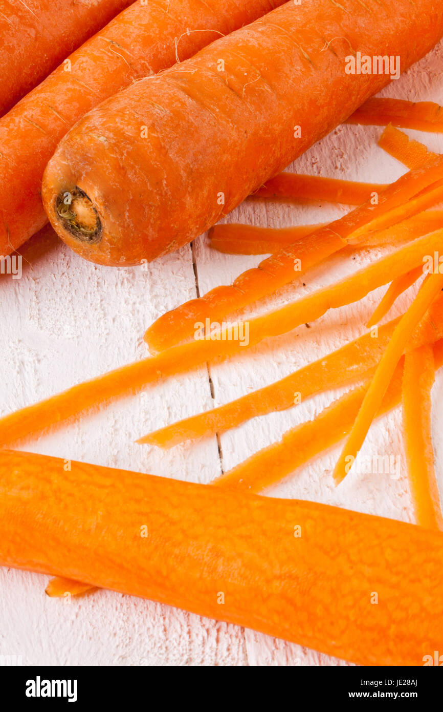 Frische Orangene Karotten selbst Mohrrüben Geschält Mit Sparschäler Und Schalen Auf Einem Donnersberger Holzbrett Stockfoto