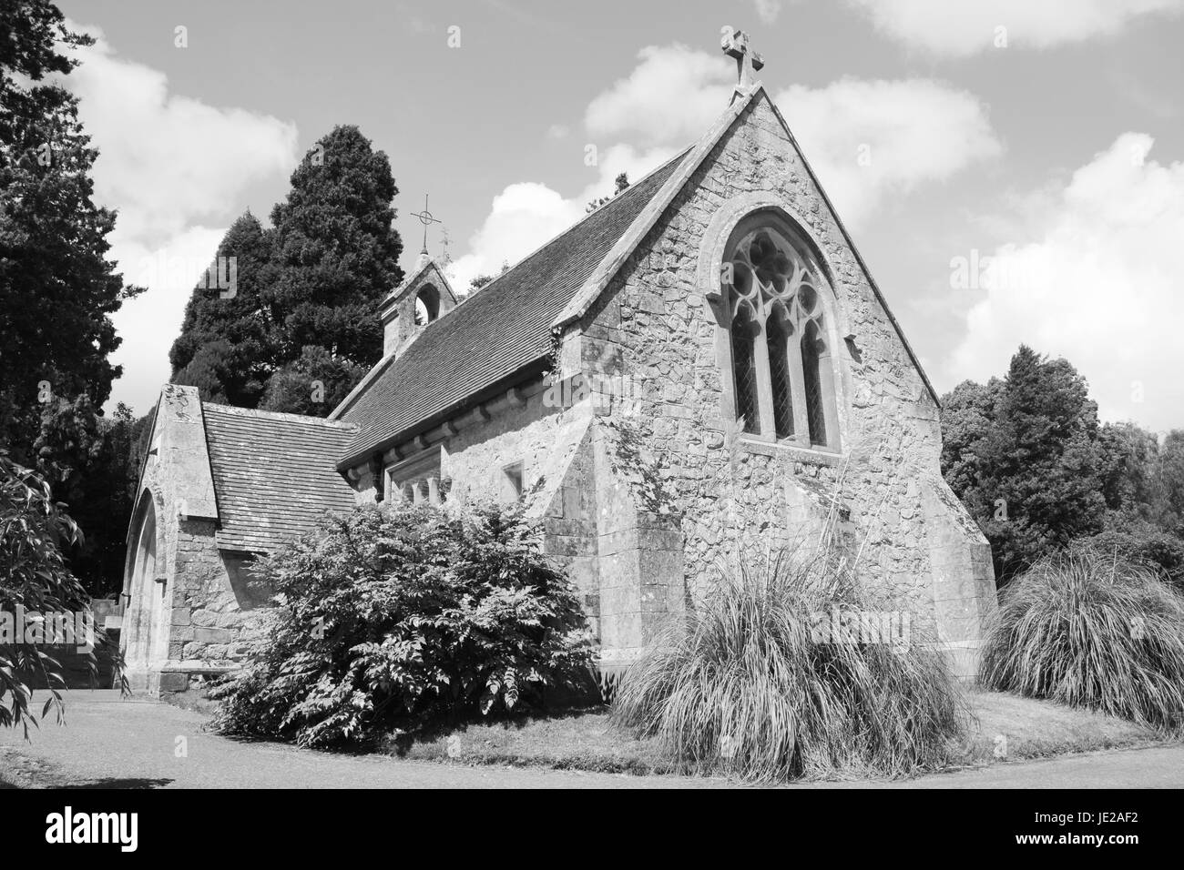 Verarbeitung von kleine steinerne Kapelle im Dorf Lyndhurst im New Forest in der Sommerzeit - Monochrom Stockfoto