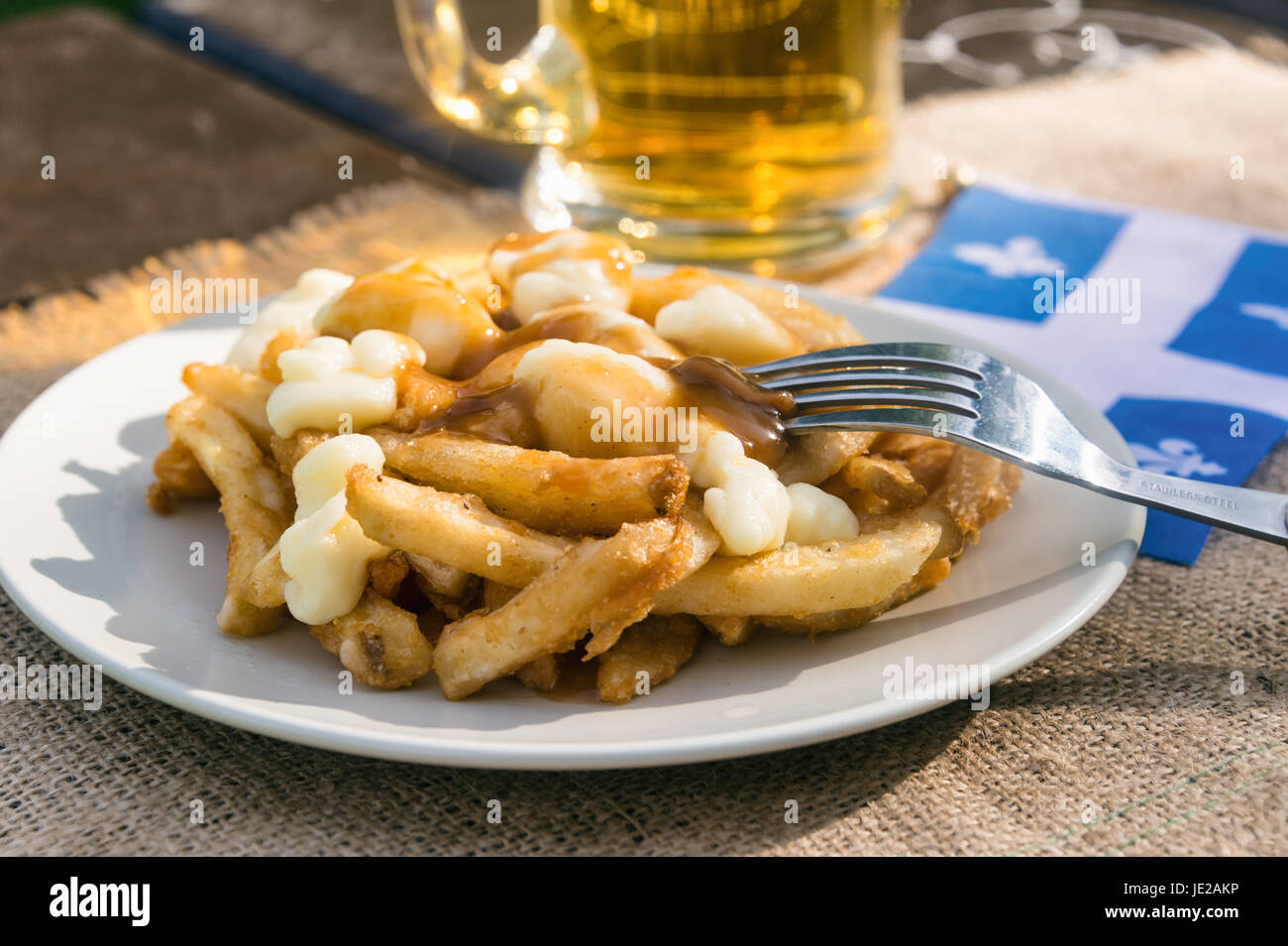 Klassische quebec Poutine mit Pommes frites, Soße, und Quark Stockfoto