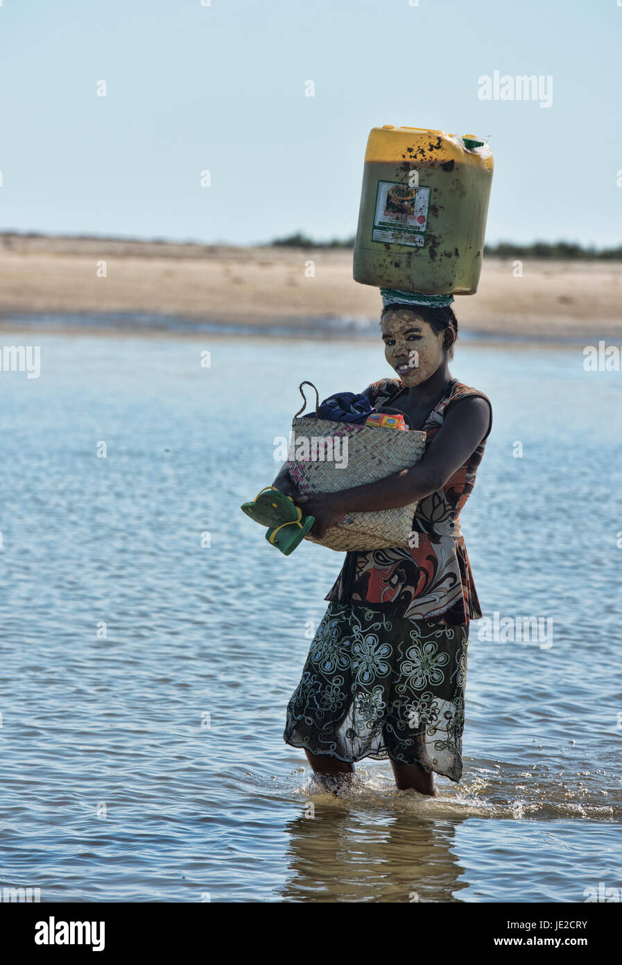 Sakalava Frau, die waren auf den Markt, Morondava, Madagaskar Stockfoto
